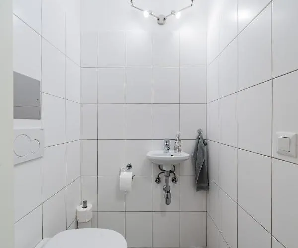 Modernes Nahe U-bahn Und Schönbrunn